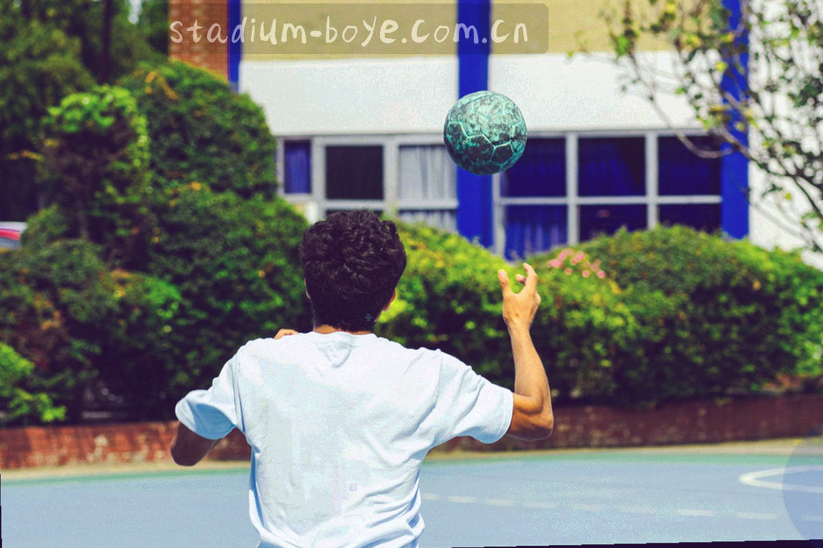 裁判哨与记录板摆放在草皮上的俯拍静物